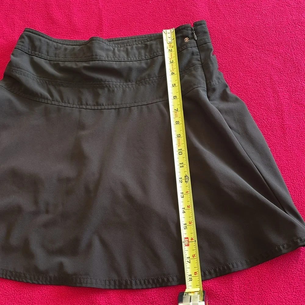 Black Izod sz 4 skort. flares out , light weight  and has built in shorts